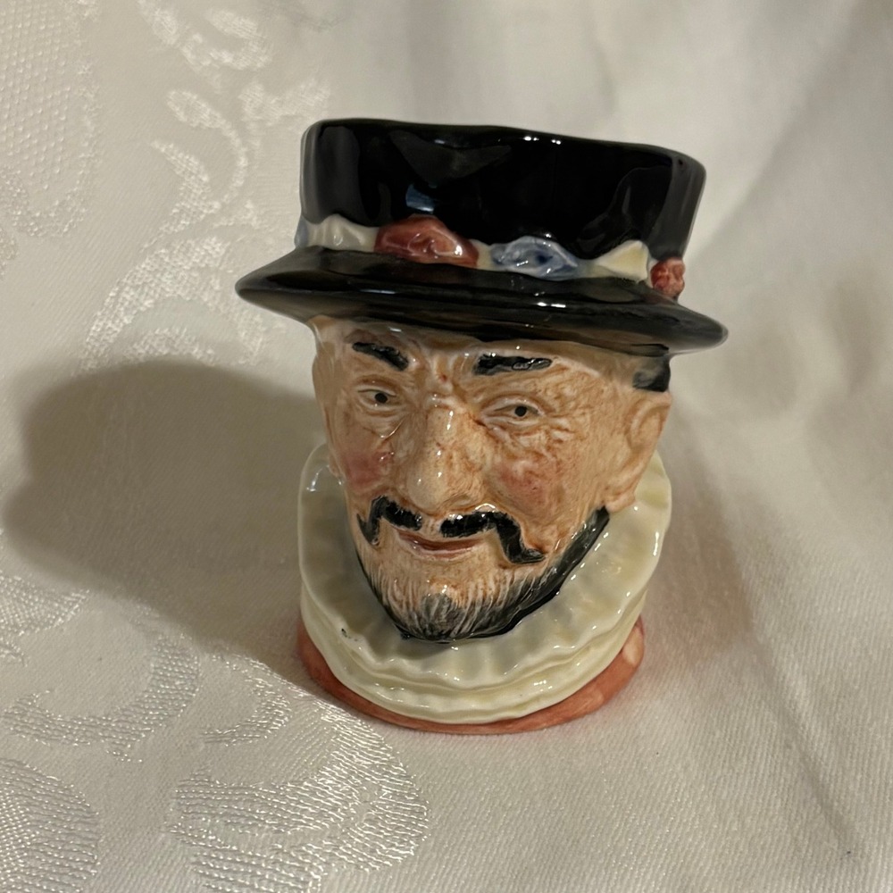 Royal Doulton Beefeater Character Jug D6233 3.5"‎ Toby Mug Vintage 1946